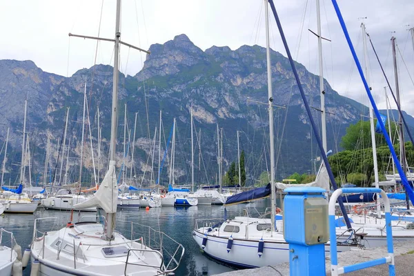 Maj 2023 Riva Del Garda Italien Människor Hamnen Staden Molnig — Stockfoto