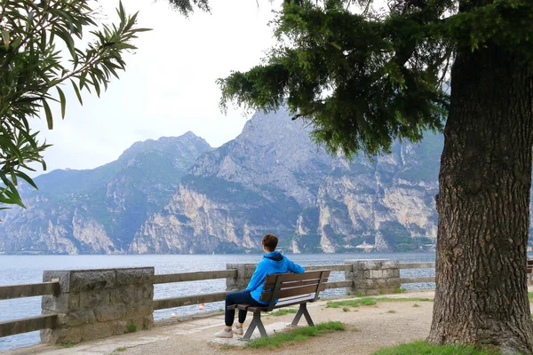 Mayıs 2023 Talya Riva Del Garda Bulutlu Bir Günde Şehrin — Stok fotoğraf