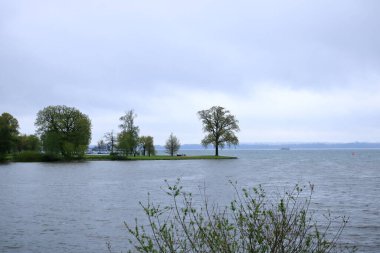 Schwerin Gölü (Almanca: Schweriner See) bulutlu bir günde kalede ve şehirde