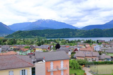 Levico Terme ve Alpler 'in küçük bir kasabasının havadan görünüşü. Trentino Alto Adige, İtalya, Avrupa