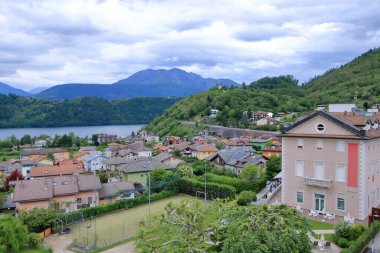 Levico Terme ve Alpler 'in küçük bir kasabasının havadan görünüşü. Trentino Alto Adige, İtalya, Avrupa