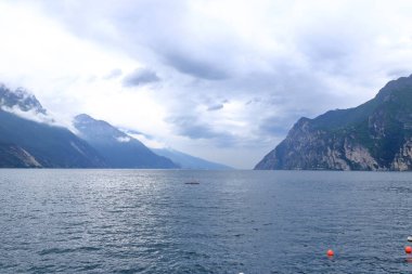 Riva 'daki Lago di Garda Bulutlu bir günde, Avrupa, İtalya