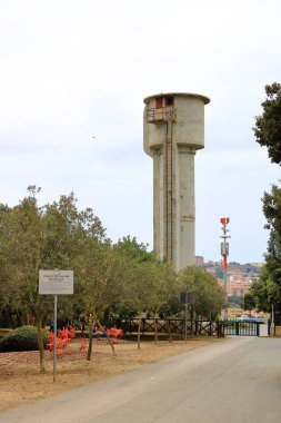 Beton ve metalden yapılmış eski su kulesi Pozzo Piezometrico San Michele. Cagliari, Sardinya, İtalya