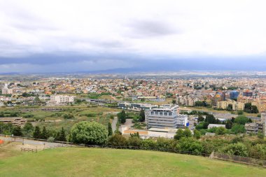 İtalya 'nın başkenti Sardinya' nın başkenti Cagliari üzerinde panoramik manzara; Parco di San Michele 'den manzara