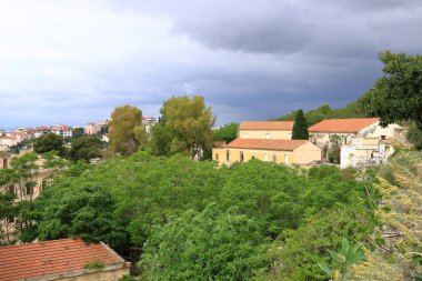 İtalya 'nın başkenti Sardinya' daki Cagliari şehri üzerindeki panoramik manzara; Belvedere de la Cittadella manzarası