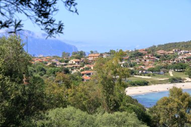 San Gemiliano kulesinden mavi denizin kayalık kıyısındaki bir manzara. Sardunya, İtalya. Arbatax Şehri