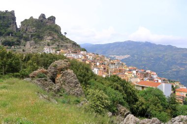 İtalya 'nın Sardunya Dağları' ndaki renkli eski köy Jerzu Akdeniz adasında Nuoro ili 'nde kireçtaşı kayaları ve ormanı olan güzel bir tarihi kasabadır.