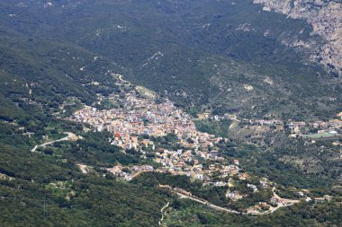 İtalya 'nın Sardunya kentindeki Villagrande Strisaili köyünde Biddamanna Istrisili' nin hava fotoğrafı.