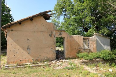 İtalya, Sardunya 'da bir köyde terk edilmiş bir ortaçağ evi.