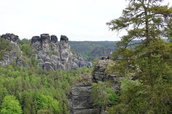 14 Mayıs 2023 - Almanya 'da Sakson İsviçre: İnsanlar Bastei köprüsü etrafındaki Elbe kumtaşı dağlarının kaya oluşumlarının keyfini çıkarıyorlar.