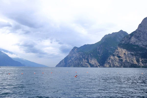 Riva Daki Lago Garda Bulutlu Bir Günde Avrupa Talya — Stok fotoğraf
