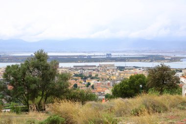 İtalya 'nın başkenti Sardinya' nın başkenti Cagliari üzerinde panoramik manzara; Parco di San Michele 'den manzara
