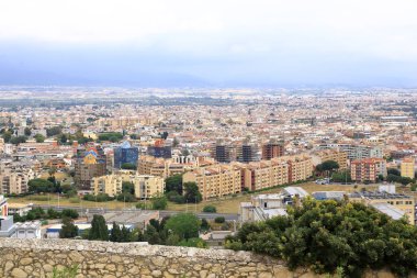 İtalya 'nın başkenti Sardinya' nın başkenti Cagliari üzerinde panoramik manzara; Parco di San Michele 'den manzara