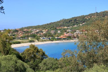 San Gemiliano kulesinden mavi denizin kayalık kıyısındaki bir manzara. Sardunya, İtalya. Arbatax Şehri