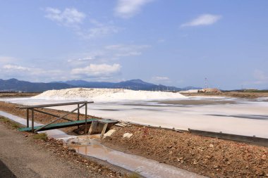 Kanalları görmek ve İtalya 'da Cagliari yakınlarında tuz tavalarında çalışmak