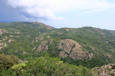 Güney Korsika 'daki dağ manzarası Fransa' daki Porto-Vecchio yolunda.