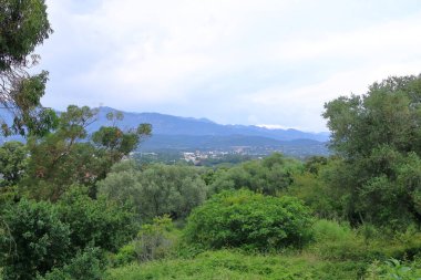 Porto-Vecchio, Fransa Korsika: yat ve tekneli liman ve kıyı şehri manzarası