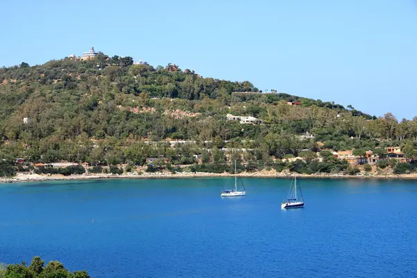 Widok Wieży San Gemiliano Skalistym Wybrzeżu Błękitnym Morzu Sardynia Włochy — Zdjęcie stockowe