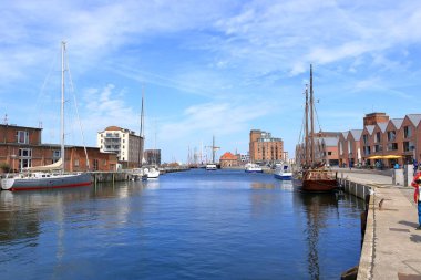 05 Mayıs 2023 - Almanya 'da Wismar, Mecklenburg-Vorpommern: Gemileri ve tekneleri olan Eski Liman kenti mimarisinin manzaralı yaz manzarası