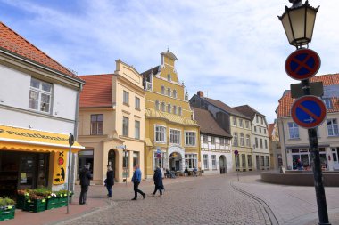 Mayıs 05 2023 - Almanya 'da Wismar, Mecklenburg-Vorpommern: Eski bir hanseatik kasabasında sokak yaşamı