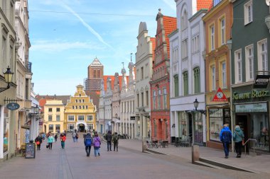 Mayıs 05 2023 - Almanya 'da Wismar, Mecklenburg-Vorpommern: Eski bir hanseatik kasabasında sokak yaşamı