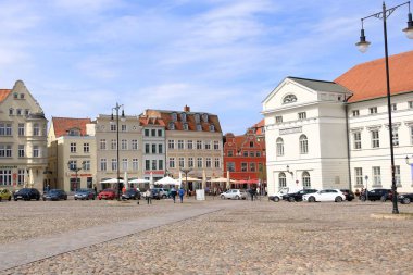 Mayıs 05 2023 - Almanya 'da Wismar, Mecklenburg-Vorpommern: Eski bir hanseatik kasabasında sokak yaşamı