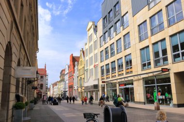 Mayıs 05 2023 - Almanya 'da Wismar, Mecklenburg-Vorpommern: Eski bir hanseatik kasabasında sokak yaşamı