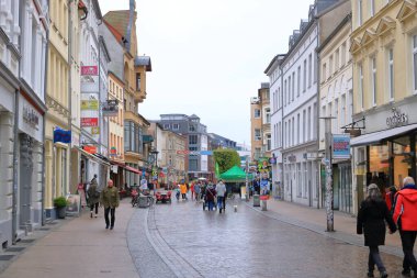 06 Mayıs 2023 - Schwerin, Mecklenburg-Vorpommern, Almanya: Eski Schwerin kasabasındaki tarihi binalar ve şehir yaşamı
