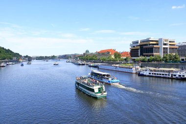 08 Temmuz 2023 - Çek Cumhuriyeti 'nde Prag: Vltava Nehri' nde tekneyle turizm şehri turu