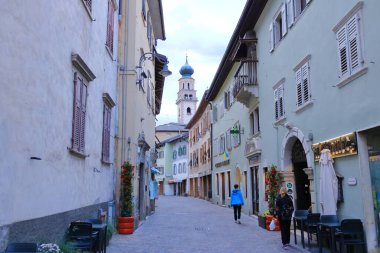 18 Mayıs 2023 - Levico Terme, Loeweneck, İtalya: Turistlerle birlikte köyün merkezi