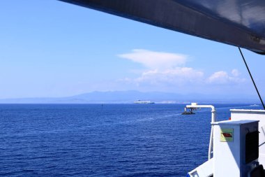 27 Mayıs 2023 - Santa Teresa Gallura, İtalya 'da Sardinya, Akdeniz: Akdeniz' de seyreden büyük Grimaldi Hatları RoRo (Roll on-off) gemisi