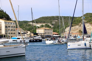 29 Mayıs 2023 - Fransa 'da Bonifacio, Korsika: güneşli bir yaz gününde küçük limanda tekneler