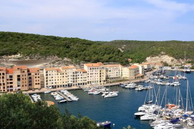 29 Mayıs 2023 - Bonifacio, Korsika, Fransa: yukarıdan Bonifacio Limanı