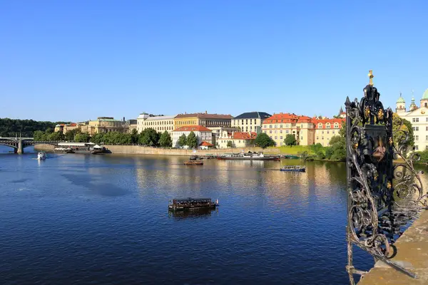 7月07 2023 チェコのプラハ チャールズ橋の美しい周辺 — ストック写真