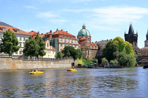 2023 チェコのプラハ ヴルタヴァ川でボートで観光都市ツアー — ストック写真