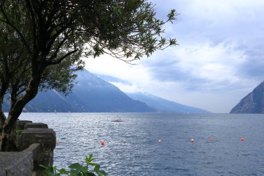 Riva 'daki Lago di Garda Bulutlu bir günde, Avrupa, İtalya