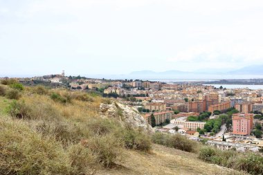 İtalya 'nın başkenti Sardinya' nın başkenti Cagliari üzerinde panoramik manzara; Parco di San Michele 'den manzara