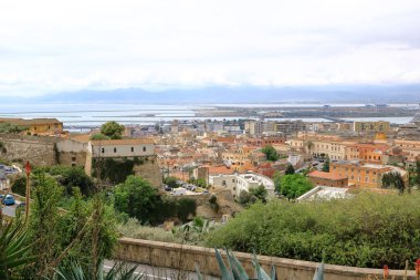 İtalya 'nın başkenti Sardinya' daki Cagliari şehri üzerindeki panoramik manzara; Belvedere de la Cittadella manzarası