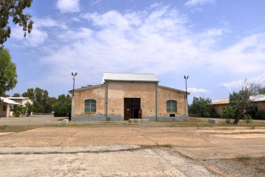 Cagliari: İtalya 'daki Molentargius Bölgesel Parkı - Rollo' lu Idrovora - Sardinya 'daki tuzlu suyun genel görünümü