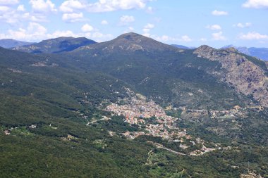 İtalya 'nın Sardunya kentindeki Biddamanna Istrisili Villagrande Strisaili köyünün hava fotoğrafı.