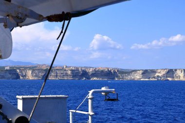 Denizden Bonifacio kasabasının hayret verici manzarası. Korsika 'da popüler bir turizm merkezi. Konum: Bonifacio, Korsika; Fransa, Avrupa