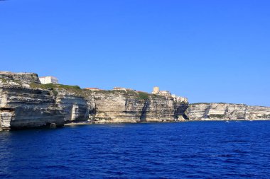 Denizden Bonifacio kasabasının hayret verici manzarası. Korsika 'da popüler bir turizm merkezi. Konum: Bonifacio, Korsika; Fransa, Avrupa