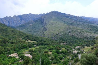 Korsika 'da dağlarla çevrili Corte şehrinin manzarası, Fransa