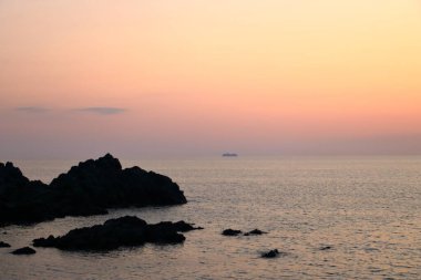 Bloods Adaları ve Parata Kulesi 'nin havadan görünüşü. Ceneviz Kulesi 1608, Korsika' da inşa edildi. Fransa. Koyu kırmızı porfiri adalarında gün batımı