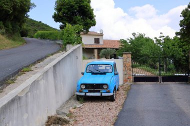 Korsika 'da yol kenarında eski bir ekonomi arabası duruyor.