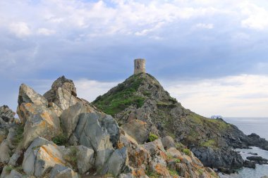Fransa 'da Korsika' da Ajaccio yakınlarındaki bir pelerinin ucuna inşa edilmiş La Parata Ceneviz Kulesi 'nin kalıntılarının hava görüntüsü.