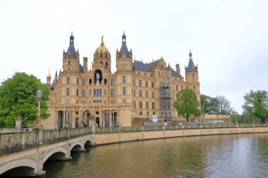 Mayıs 06 2023 - Schwerin, Mecklenburg-Vorpommern, Almanya: Schwerin Sarayı (Schweriner Schloss), Schwerin Şatosu