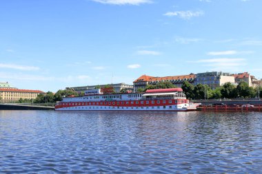08 Temmuz 2023 - Çek Cumhuriyeti 'nde Prag: Vltava Nehri' nde tekneyle turizm şehri turu