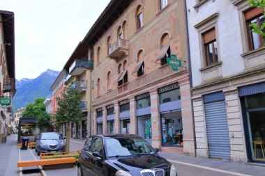 18 Mayıs 2023 - Levico Terme, Loeweneck, İtalya: Turistlerle birlikte köyün merkezi