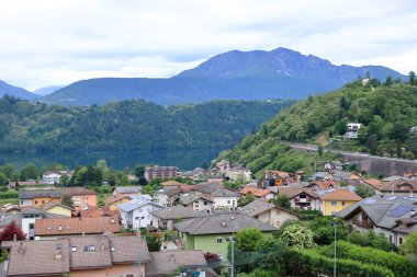 Levico Terme ve Alpler 'in küçük bir kasabasının havadan görünüşü. Trentino Alto Adige, İtalya, Avrupa